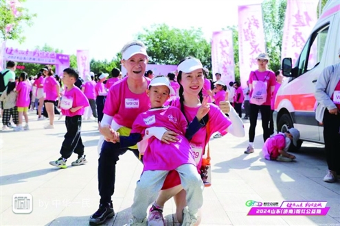 祖孙三代的“组合”成为粉红跑赛道上最温馨的一幕